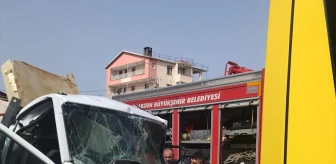 Trabzon'da Belediye Otobüsüne Kamyonet Çarptı