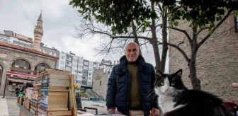 Trabzon'da Kitap Satıcısı İsmail Gürsoy, Bağışlarla Kedilere Yardım Ediyor