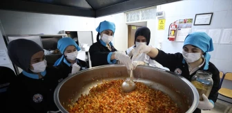 Elazığ'da Kız Meslek Lisesi Öğrencileri Anaokulu Öğrencilerine Beslenme Desteği Veriyor