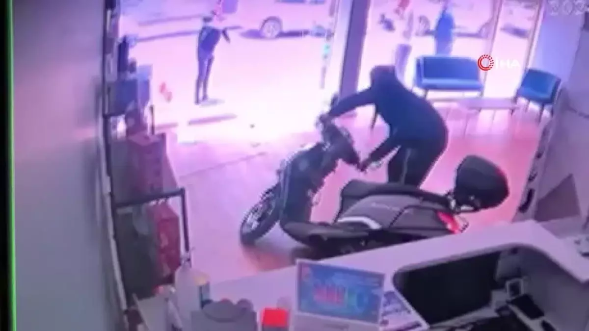 Elini gaz pedalında unutunca dükkana böyle daldı