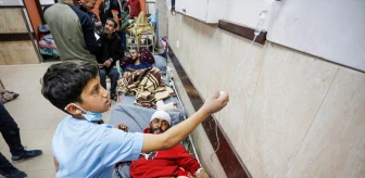 Gazze Şeridi'nde 12 yaşındaki çocuk hastane personeline yardım ediyor