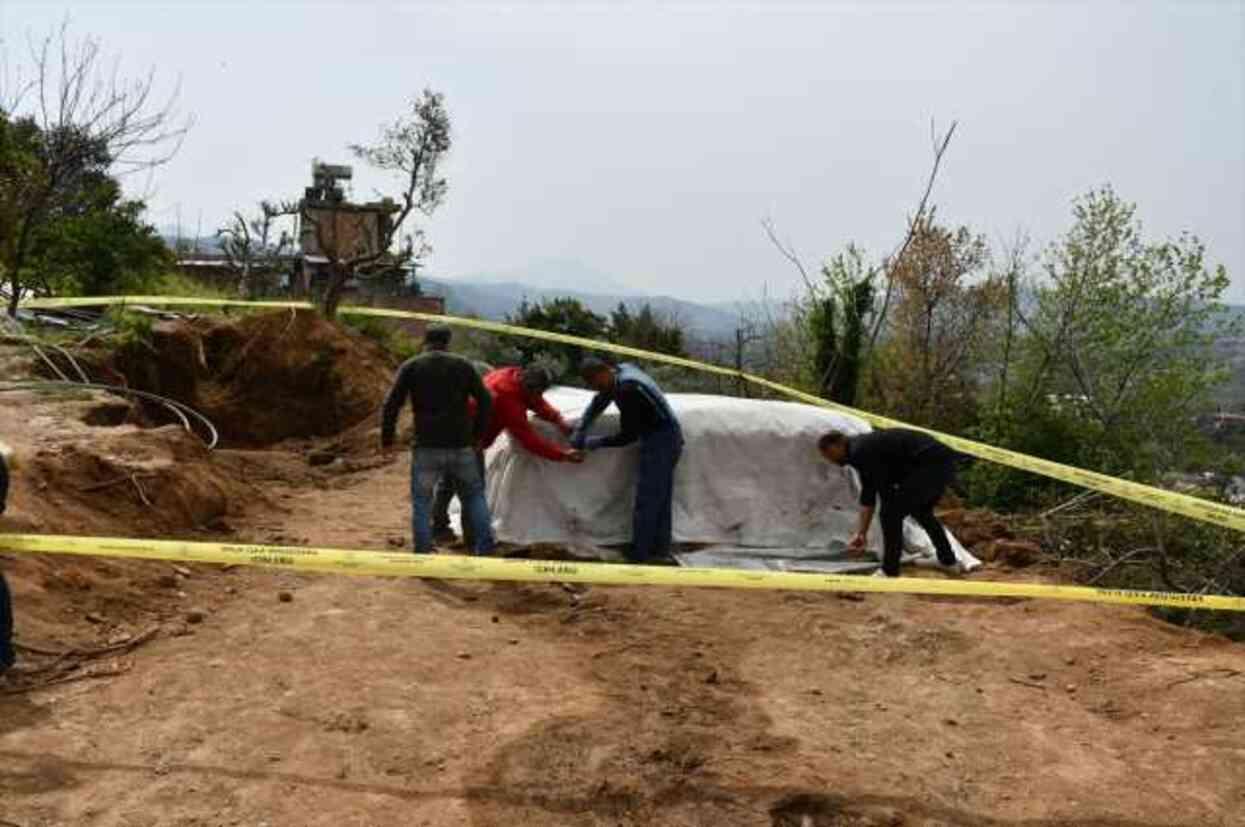 Hatay'da bir evin bahçesinde lahit bulundu Hatay'da bir evin bahçesinde lahit bulundu