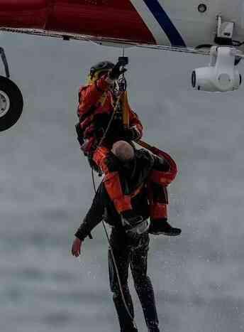 İngiltere'de kurtarma ekipleri, kayalıklarda mahsur kalan adamı kurtardı köpeğini ölüme terk etti