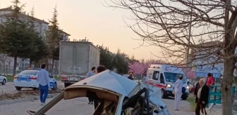 Isparta'da kamyonla otomobil çarpıştı, 1 kişi yaralandı