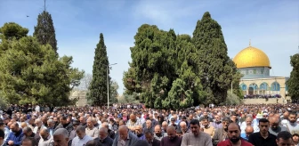 İsrail'in engellemelerine rağmen 125 bin Filistinli Mescid-i Aksa'da cuma namazı kıldı