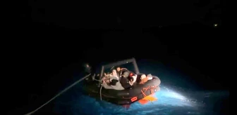 İzmir'de Yunanistan unsurları tarafından Türk kara sularına itilen göçmenler kurtarıldı