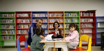 Kırklareli'nde Kitap Kurdu Aile İkiz Kızlarıyla Örnek Oluyor