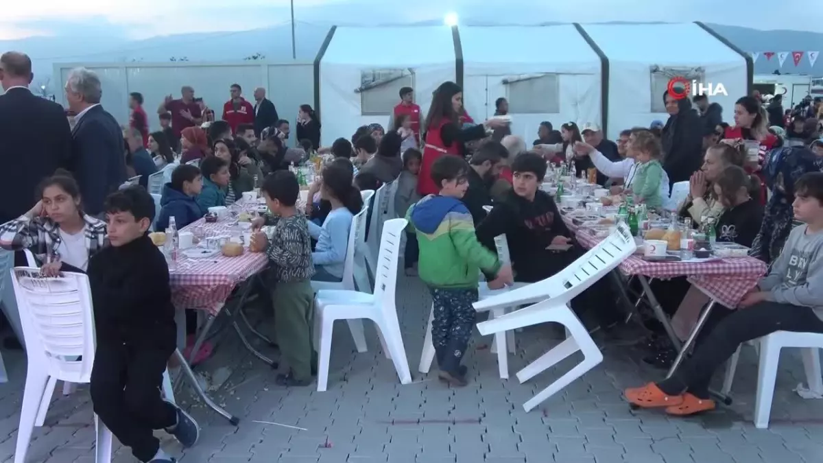 Kızılay Başkanı Hatay'da depremzedelerle iftar sofrasında buluştu
