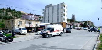 Mersin'de Ticari Araç ile Ambulansın Çarpıştığı Kaza Maddi Hasarla Atlatıldı