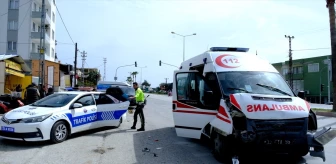 Mersin'de hafif ticari araç ile ambulans çarpıştı