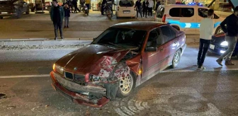 Düzce'de Kırmızı Işıkta Bekleyen Minibüse Otomobil Çarptı