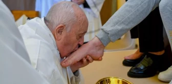 Papa Francis, Paskalya Yortusu kapsamında 12 kadın mahkumun ayaklarını yıkadı