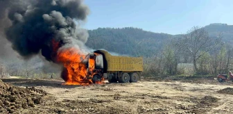İnegöl'de toprak taşıyan kamyon alev alev yandı