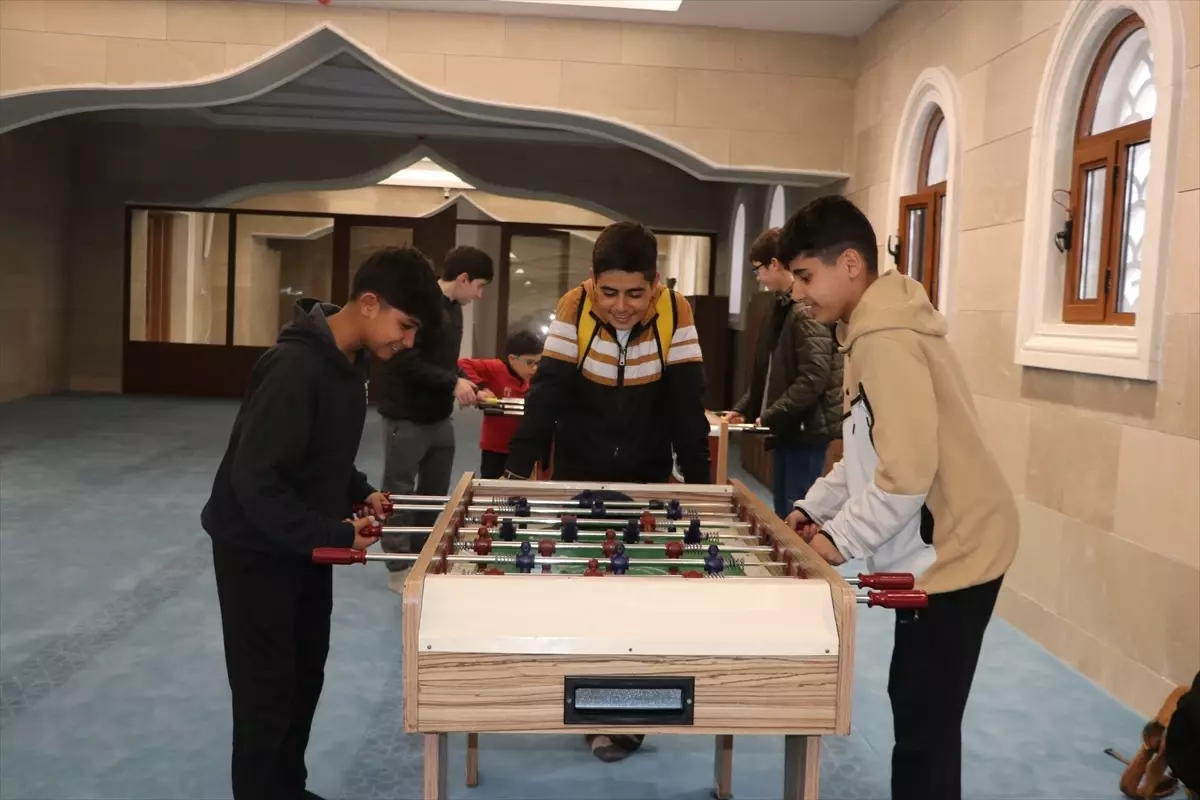 Gaziantep'te Şahinbey Millet Camisi'nde çocuklar spor aktiviteleriyle eğlenceli vakit geçiriyor