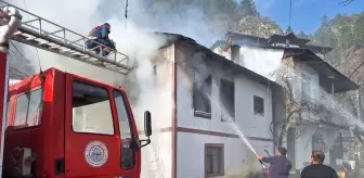 Bolu Mudurnu'da İki Katlı Evde Yangın Çıktı