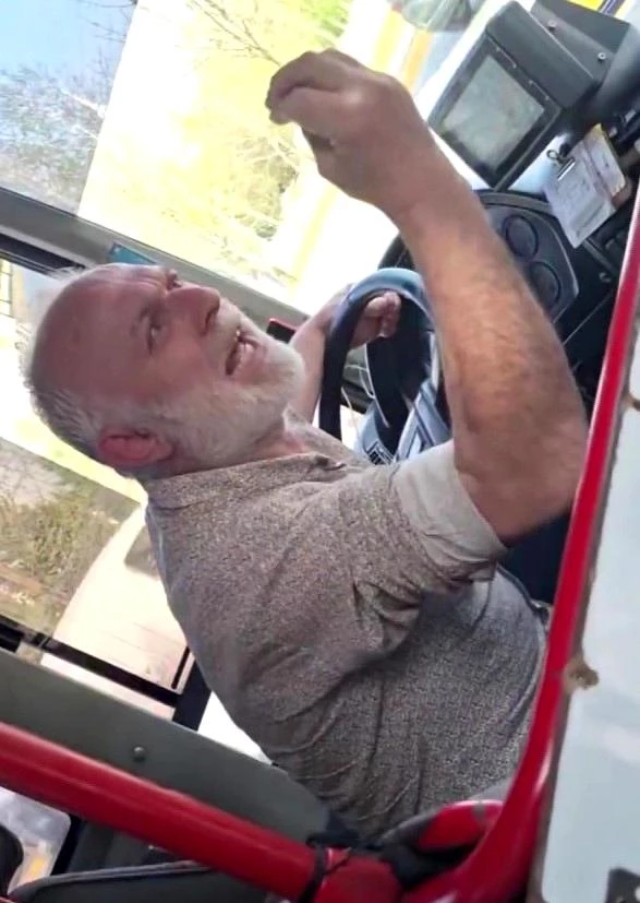Otobüs şoförü, bebek arabası katlanmayınca 1 aylık bebek ile kadınları araçtan indirdi: Seni mermi manyağı yaparım