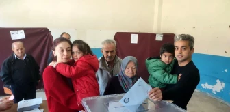 Bartın'da 100 yaşındaki Fadime Yılmaz, oy kullanmaya oğlunun sırtında gitti