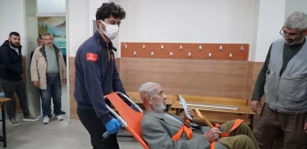 Yatağa bağımlı yaşlı adam ambulansla oy kullandı