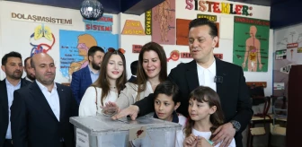 AK Parti Eskişehir Büyükşehir Belediye Başkan Adayı Nebi Hatipoğlu Oy Kullanmak İçin Okula Gitti