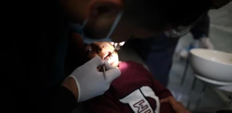 Gazze'de Diş Hekimi, Mülteci Kampında Yardım Kliniği Kurdu