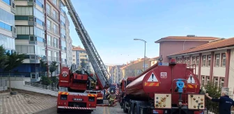 Ankara'da 7 katlı apartmanın çatısında yangın çıktı