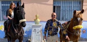 İzmir'de binicilik antrenörü atıyla oy kullanmaya gitti