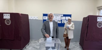 Bolu Valisi Erkan Kılıç, oy kullanmak için sandık başına gitti