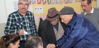 Çorum'da yaşlı vatandaşlar, yakınlarının yardımıyla oylarını kullandı