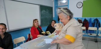 Edirne'de Köpeğiyle Oy Kullanan Kadın