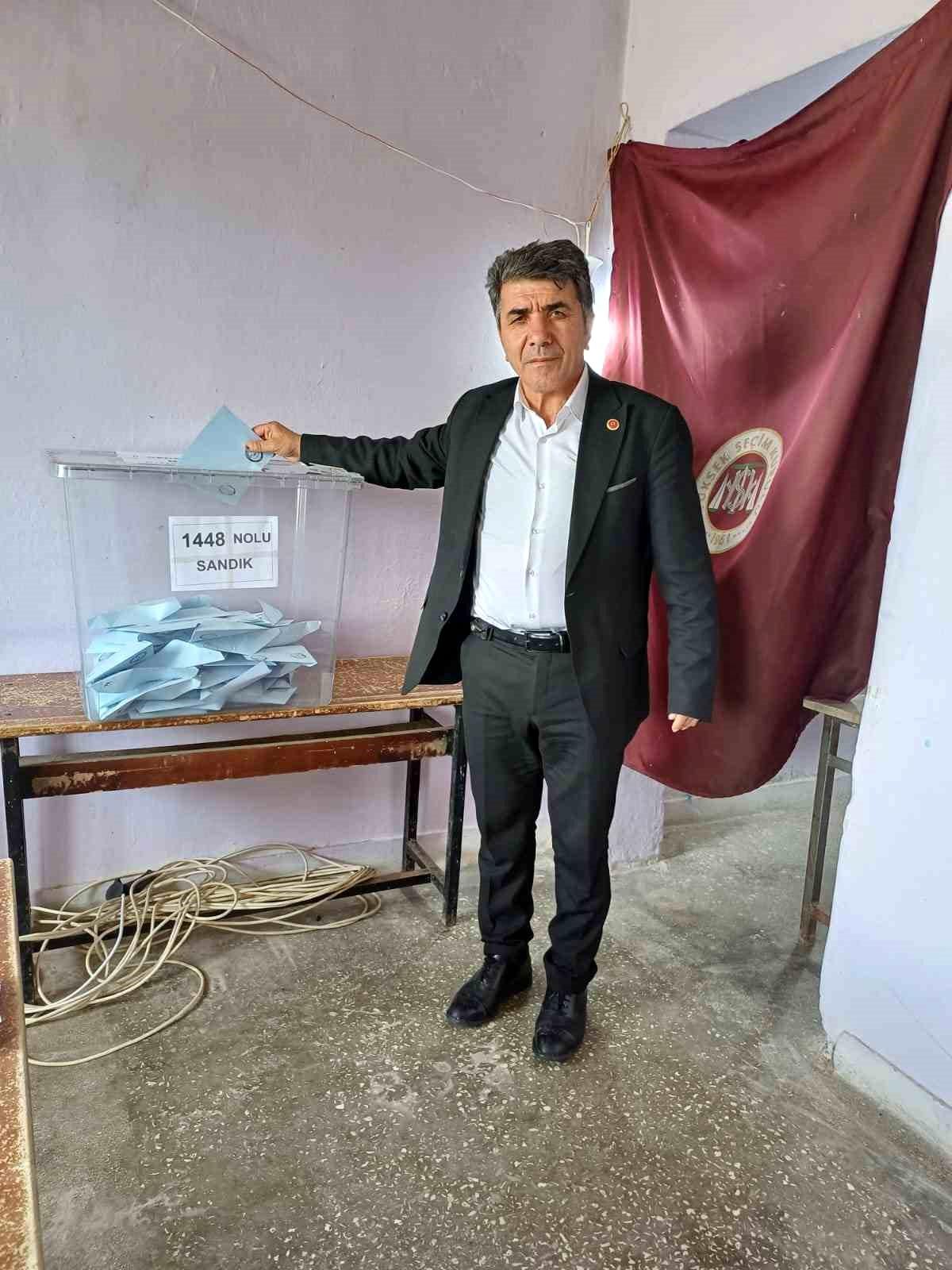 Elazığ'da Alatarla köyünde tek aday olarak seçime giren muhtar yeniden göreve başladı