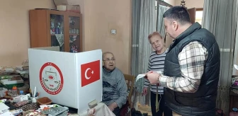 Tekirdağ'da Engelli ve Yaşlılar Seyyar Sandıkla Oy Kullanıyor