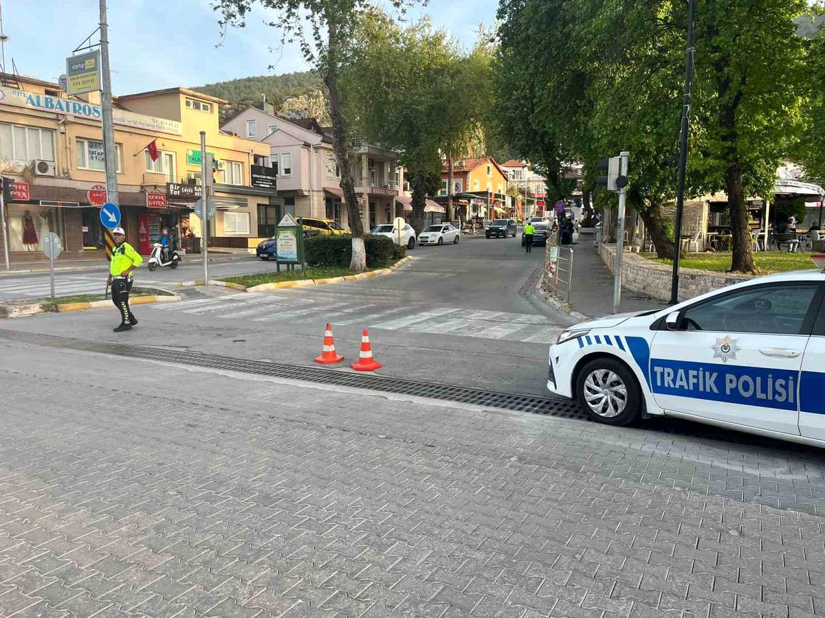 Fethiye'de seçim güvenliği önlemleri: Polis trafiği sivil araçlara kapattı
