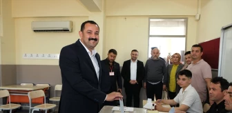 Cumhur İttifakı'nın Kepez Belediye Başkan adayı Rıza Sümer oyunu kullandı