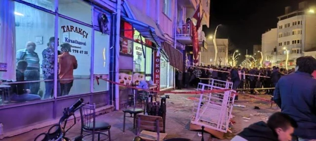 CHP binasının balkonu kutlama sırasında çöktü: 18 Yaralı