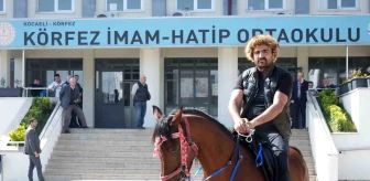 Kocaeli'de bir vatandaş oy kullanmaya atıyla geldi