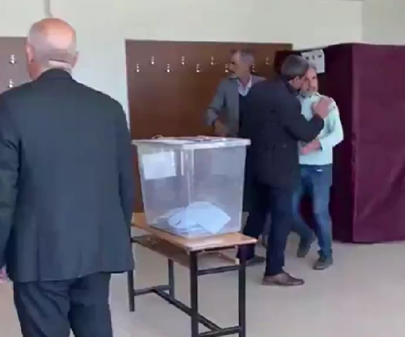 Şanlıurfa'da seçim gerginliği! Blok oy kullanmak isteyen şahsa itiraz eden avukat darp edildi