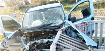 Sivas'ta Kaza: Hafif Ticari Araç Köprü Demirlerine Çarptı, 2 Kişi Yaralandı