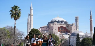 İstanbul'da turistler seçim günü tarihi mekanları doldurdu