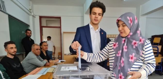 Türkiye'nin en genç belediye başkan adayı 18 yaşındaki Baran Birkaç, oyunu kullandı