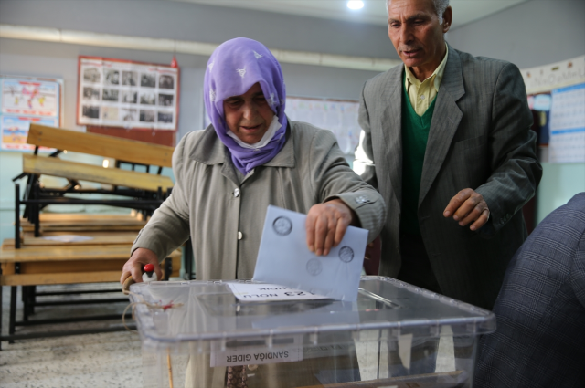 Türkiye sandık başında! İstanbul ve Ankara dahil 49 ilde oy verme işlemi başladı