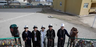 Kırgızlar Yöresel Kıyafetleriyle Oy Kullandı