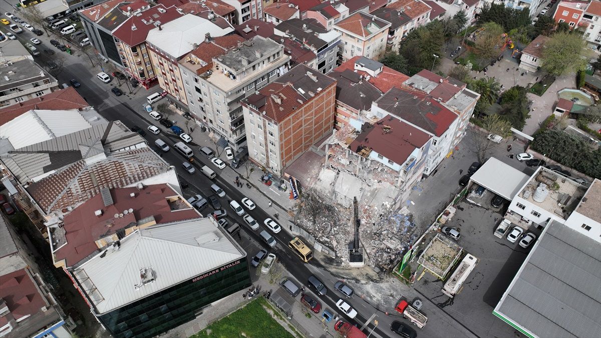 Esenler'de Kentsel Dönüşüm Çalışmasında Beton Blok Düştü