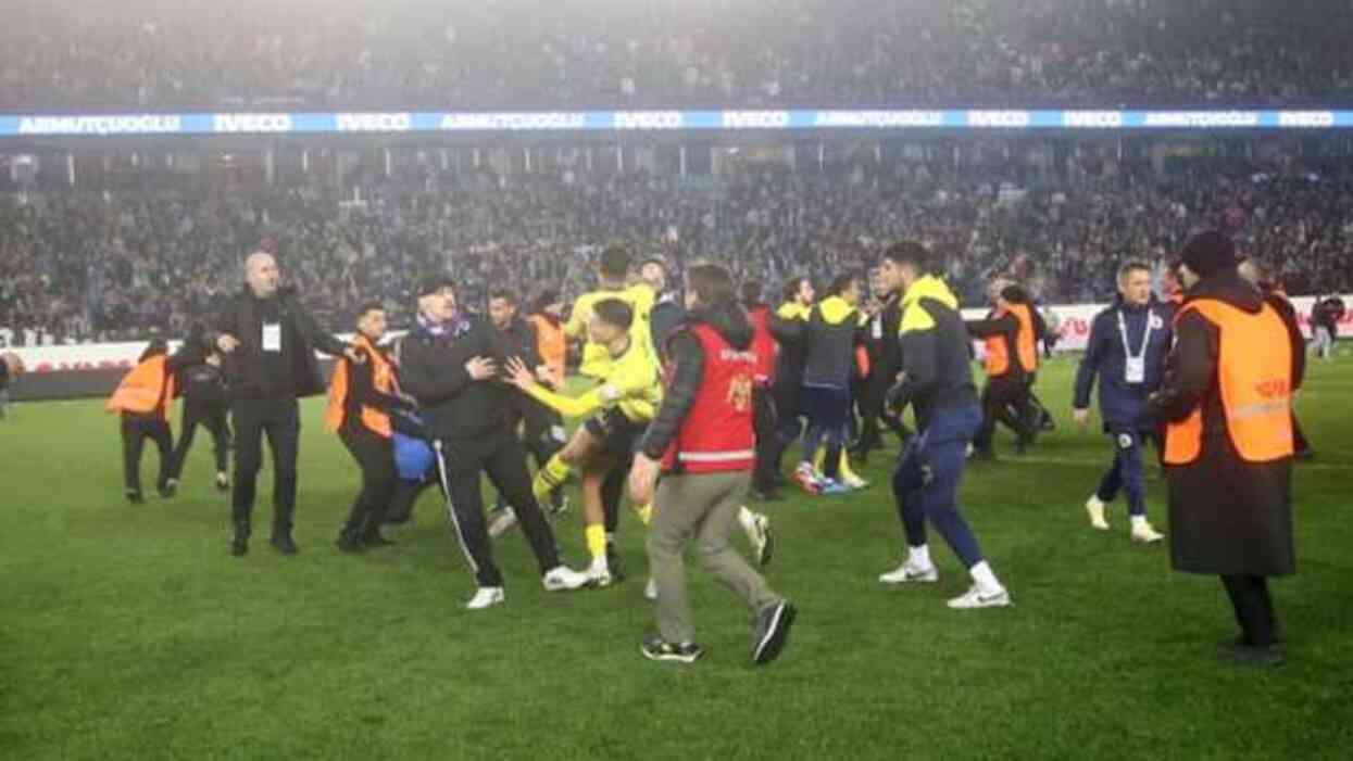 Fenerbahçe'den disiplin sevklerine ilk tepki: Sporcularımızın sevk edilmesi tüm gerçekleri gözler önüne sermiştir Fenerbahçe'den disiplin sevklerine ilk tepki: Sporcularımızın sevk edilmesi tüm gerçekleri gözler önüne sermiştir