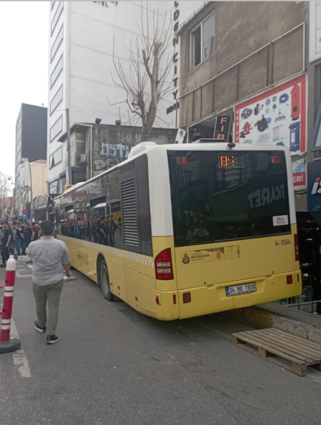 Kontrolden çıkan İETT otobüsü, kaldırımda yürüyen yayalara çarptı