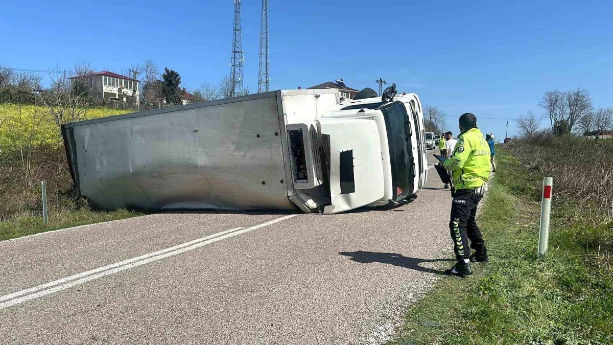 Sinop'ta kamyon devrildi, sürücü yaralandı