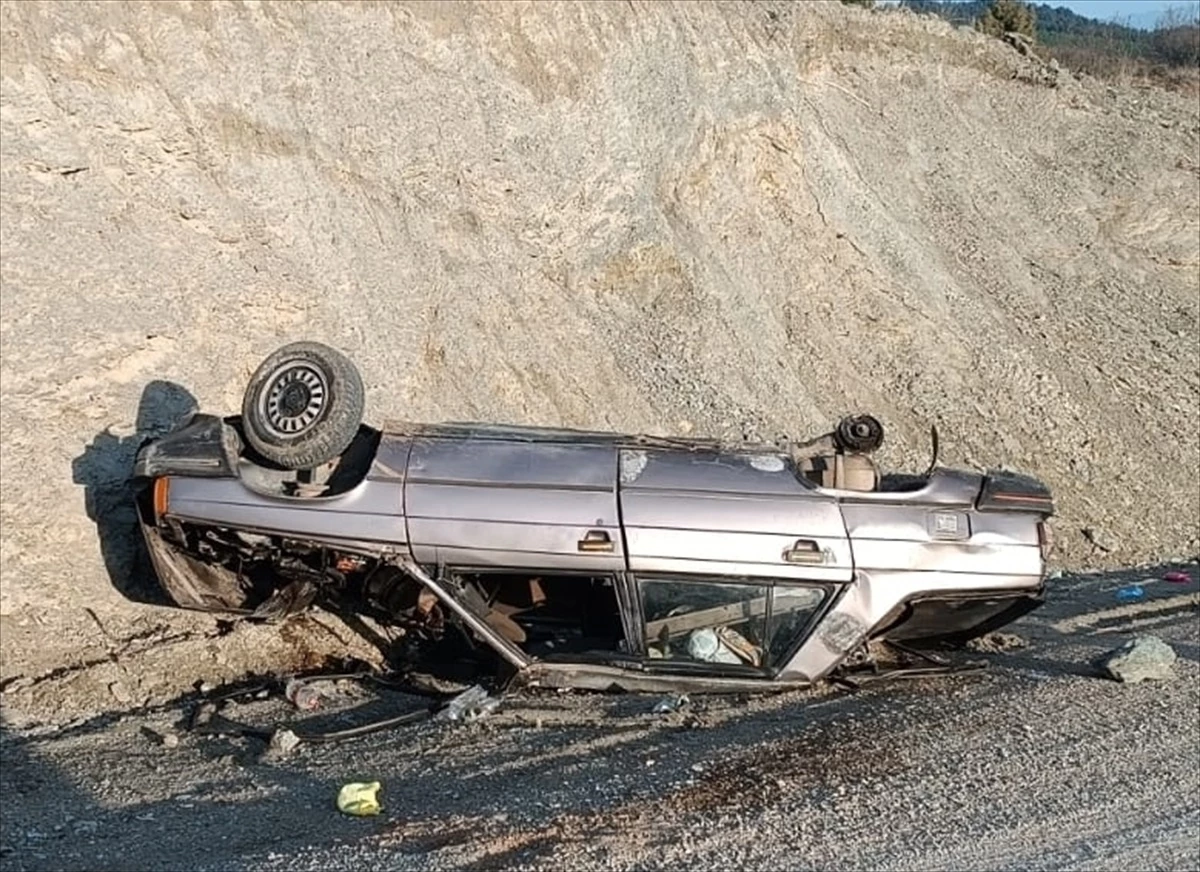 Sinop'ta otomobil devrildi: Sürücü hayatını kaybetti, eşi yaralandı