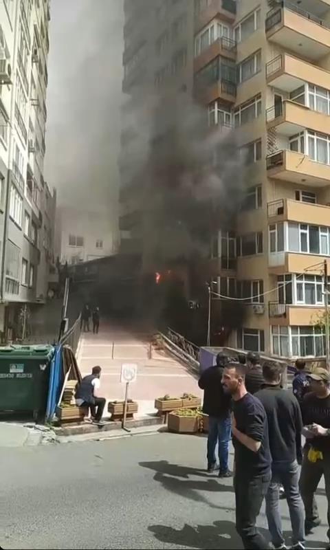12 katlı binada çıkan yangında 3 kişi ağır yaralandı