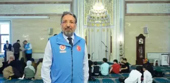 İstanbul Müftülüğü ve Türkiye Diyanet Vakfı tarafından yardıma muhtaç çocuklara giyim kartı dağıtıldı