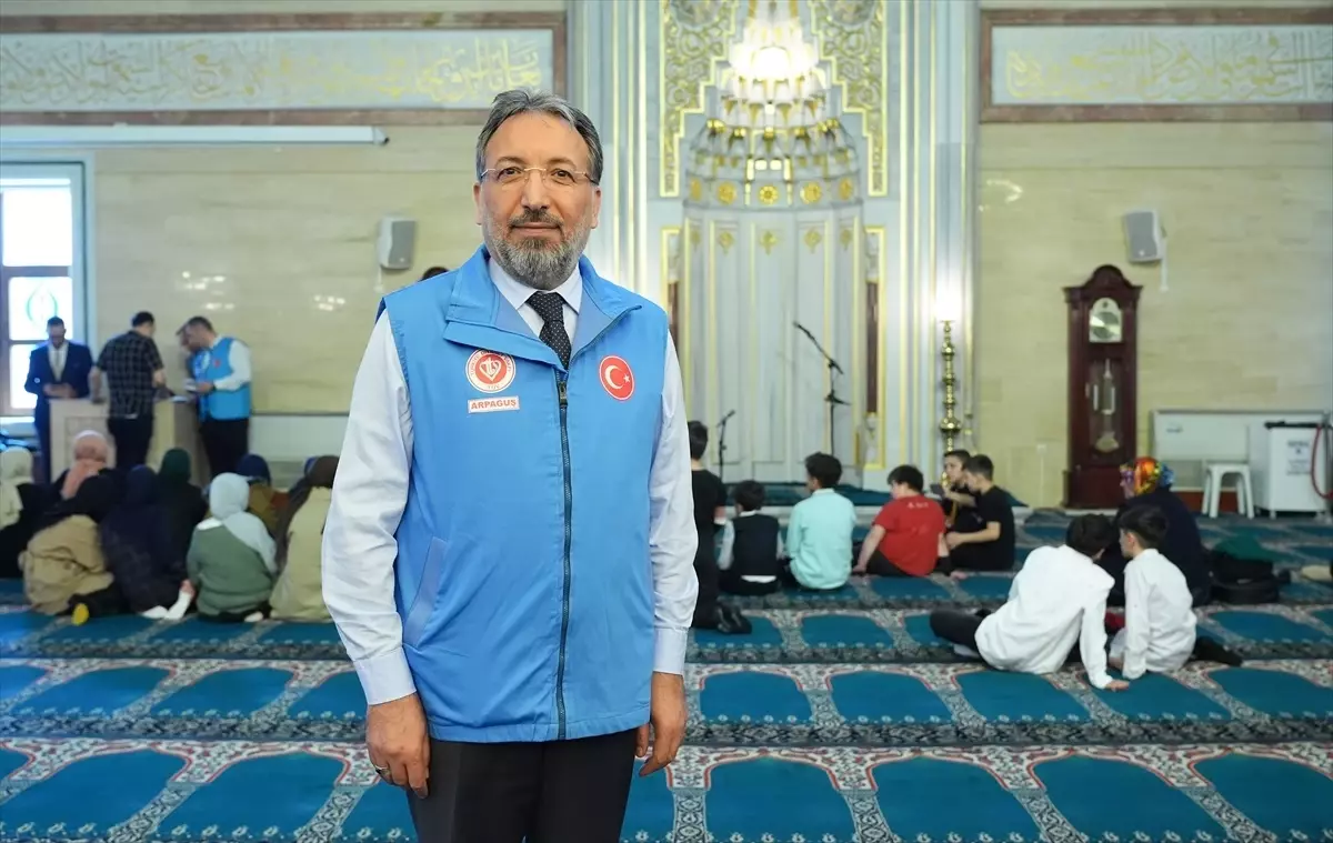 İstanbul Müftülüğü ve Türkiye Diyanet Vakfı tarafından yardıma muhtaç çocuklara giyim kartı dağıtıldı