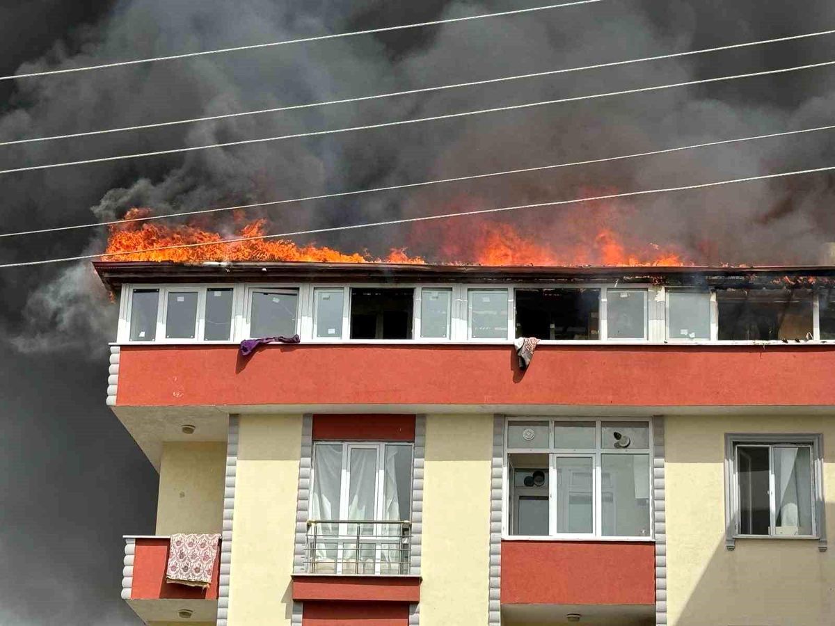 Tekirdağ Kapaklı'da çıkan yangın yan binaya sıçradı